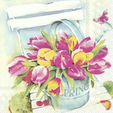 gemalte Tulpen im Eimer auf einen Stuhl und Schmetterling