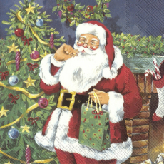 Der Weihnachtsmann bringt ein Geschenk und probiert ein Plätzchen vor dem traditionellen Weihnachtsbaum