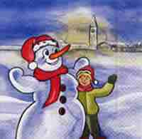 Glückliches Kind mit lachenden Schneemann vor der Stadt