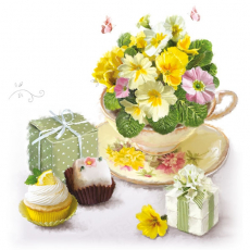 2 Schmetterlinge besuchen Primeln in einer wunderschönen Teetasse mit 2 Törtchen und kleinem Geschenk