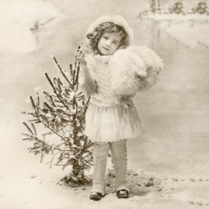 nostalgisches Mädchen steht vor einen kleinen Weihnachtsbaum - nostalgic girl stands in front of a small Christmas tree - fille nostalgique se tient devant un petit arbre de Noël