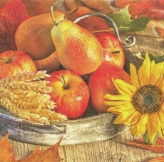 Äpfel, Birnen, Korn & 1 Sonnenblume in einer Schal auf einem Holztisch - Apples, pears, grain & 1 sunflower in a scarf on a wooden table - Pommes, poires, grains & 1 tournesol dans une écharpe sur une