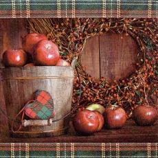 Herbstkranz, Stoffherz, Äpfel & Holzeimer vor einer Holzwand - Autumn wreath, fabric heart, apples & wooden buckets in front of a wooden wall - Couronne d automne, coeur en tissu, pommes et seaux en b