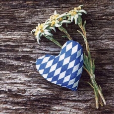 Edelweiss, blau weisses Stoffherz vor einer Holzwand - Edelweiss, blue white fabric heart in front of a wooden wall - Edelweiss, coeur de tissu bleu-blanc devant un mur en bois