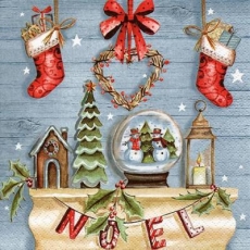 weihnachtliche Accessoires vor einer Holzwand - Christmas accessories in front of a wooden wall - Accessoires de Noël devant un mur en bois