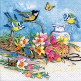 3 Vögel und Schmetterlinge besuchen einen bunten Blumenstraus im Weidekörbchen und eine Karaffe