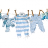 Baby Strampler, Hose, Schuhe und Teddy auf der Wäscheleine in blau