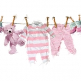 Baby Strampler, Hose, Schuhe und Teddy auf der Wäscheleine in rosa