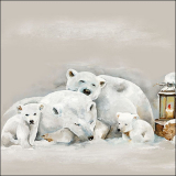 Die Eisbärenfamilie kuschelt sich ein neben einer Kerze im Schnee