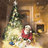 Der Weihnachtsmann legt Geschenke unter dem Baum im Kerzenschein