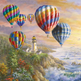 Heissluftballons fahren an der Küste an einem Leuchtturm vorbei