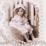 Klein Victoria sitzt auf Stroh mit einer Perlenkette
