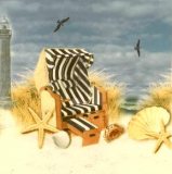 Gemütlicher Strandkorb in den Dünen bei einem Leuchtturm mit Strandgut