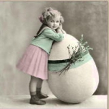 Mädchen mit großem Ei - Girl with egg - Fille avec loeuf