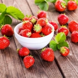 frische Erdbeeren auf einen Holztisch - fresh strawberries on a wooden table - fraises fraîches sur une table en bois